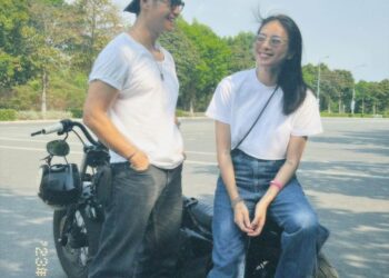 Áo thun trắng và quần jeans: Công thức luôn chuẩn mốt, phụ nữ ngoài 40 tuổi mặc lên cực trẻ trung