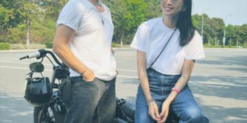 Áo thun trắng và quần jeans: Công thức luôn chuẩn mốt, phụ nữ ngoài 40 tuổi mặc lên cực trẻ trung