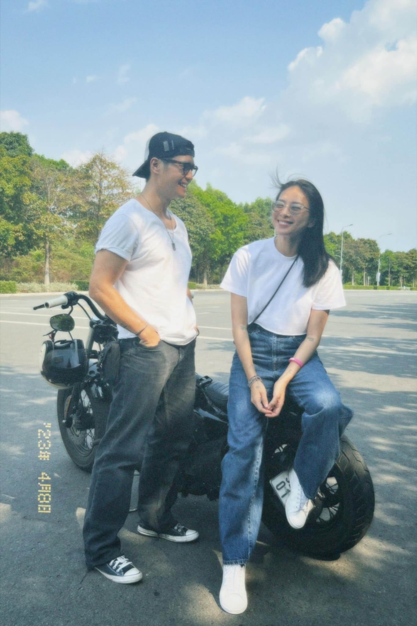 Áo thun trắng và quần jeans: Công thức luôn chuẩn mốt, phụ nữ ngoài 40 tuổi mặc lên cực trẻ trung-2