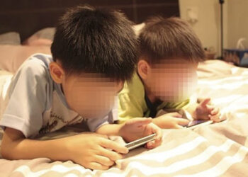 Phòng trẻ đau khớp ngón tay, cổ tay khi sử dụng smartphone