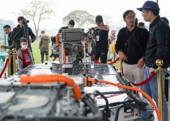 Chi phí để sở hữu xe điện có thể ngang bằng với xe chạy xăng – dầu nhờ vào việc giảm giá pin.