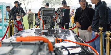 Chi phí để sở hữu xe điện có thể ngang bằng với xe chạy xăng – dầu nhờ vào việc giảm giá pin.