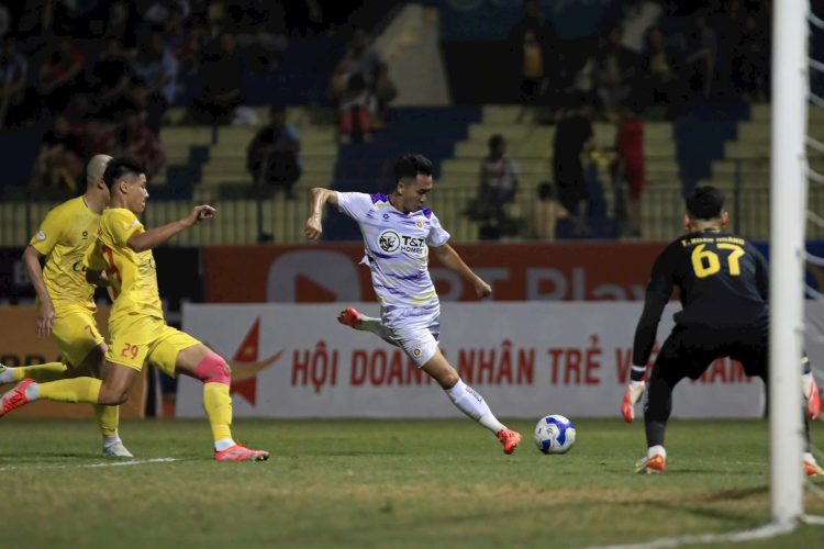 Hai Long tỏa sáng, CLB Hà Nội giữ lại 1 điểm trước Đông Á Thanh Hóa